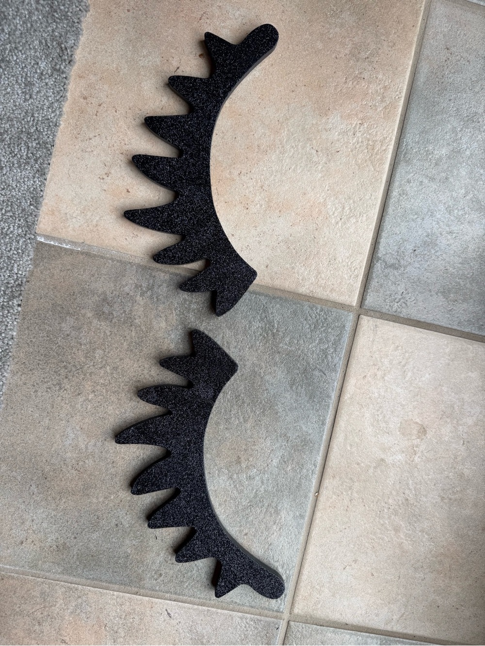 Eyelash wall decor
